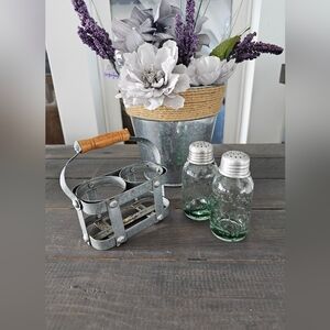 Mason salt/pepper set with metal caddy